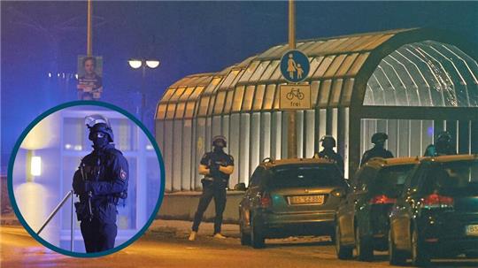 Polizeikräfte aus der Region am Freitagabend nahe des Bahnhofs in Goslar.