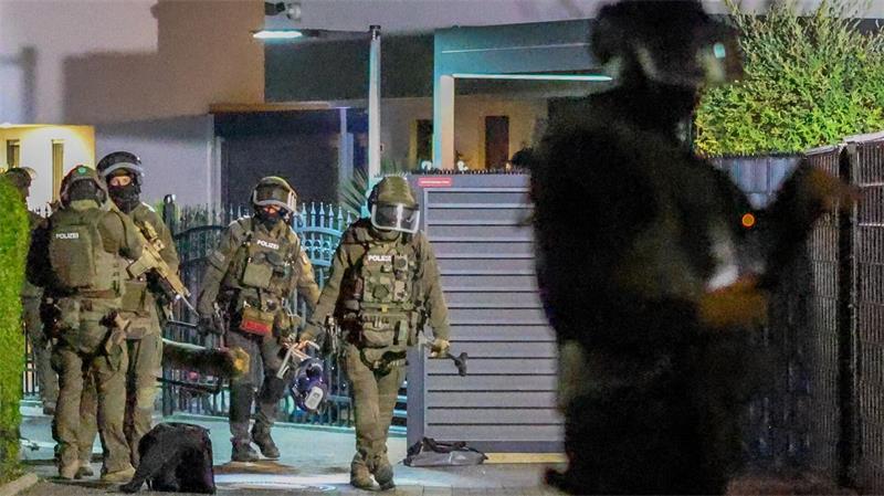 Die „Hells Angels“ und die Spur des schmutzigen Geldes Polizeikräfte gingen europaweit gegen ein Geldwäsche-Netzwerk und Rocker der „Hells Angels“ vor - in Duisburg ist dabei ein Polizist selbst im Visier der Ermittler.