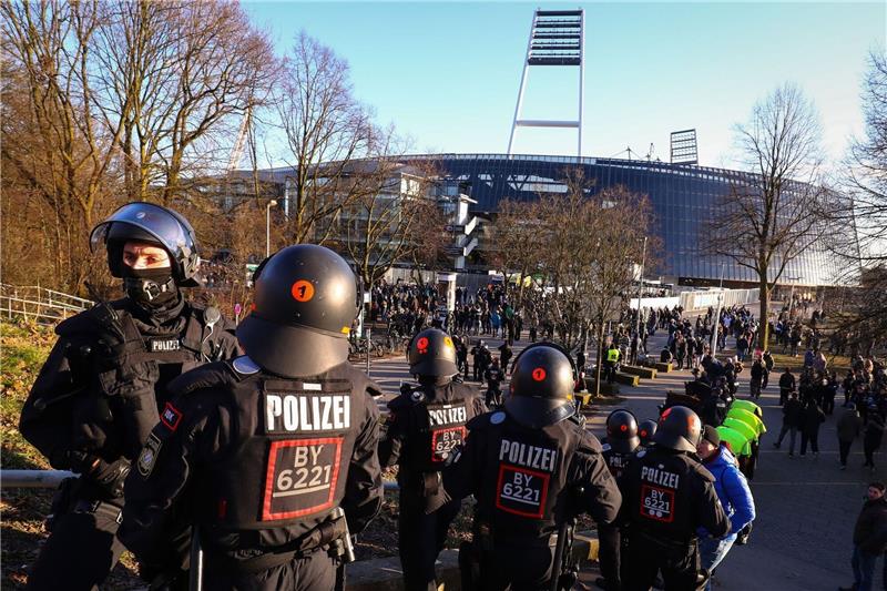 Vor Bundesliga-Start: Gewerkschaft kritisiert Belastung Polizeikräfte sichern den Eingang zum Gästeblock am Weserstadion.