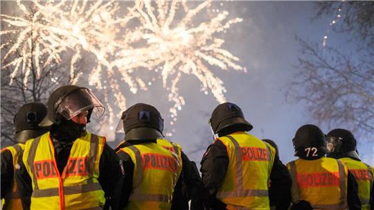 Polizeikräfte sichern den Jahreswechsel – Silvester ist für viele ein Fest, für andere Arbeit. (Archivbild)