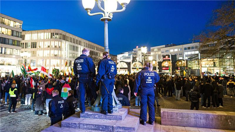 Polizeikräfte sichern eine pro-kurdische Demonstration auf dem Opernplatz in Hannover. 