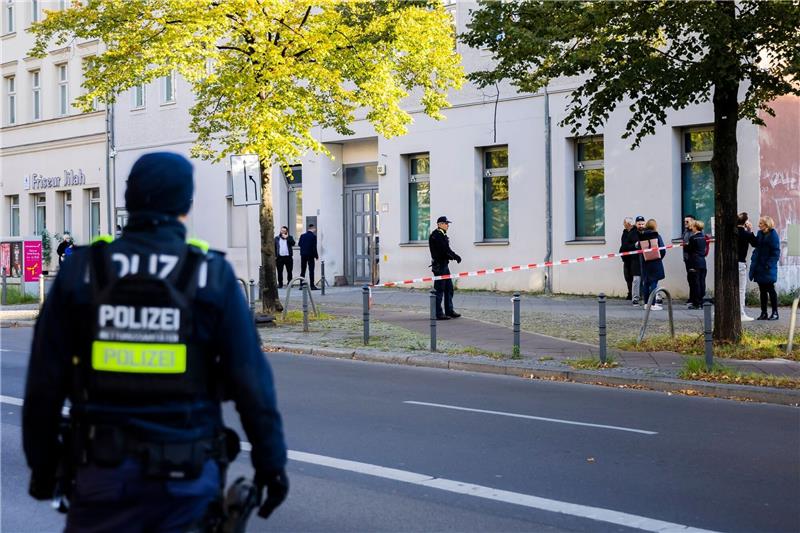 Reaktionen auf Brandsätze vor Synagoge in Berlin Polizeikräfte stehen vor der jüdischen Gemeinde Kahal Adass Jisroel in Berlin.