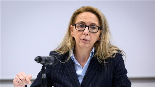 Polizeipräsidentin Barbara Slowik Meisel weist auf den hohen Anteil Jugendlicher bei Gewalttätern hin. (Archivbild)