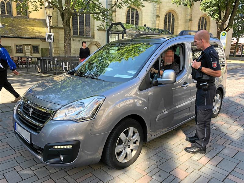 Gewalt gegen Polizeibeamte? Goslar ist eine friedliche Oase Polizist Ralf Buchmeier hält in der Schilderstraße ein Auto an und kontrolliert, ob der Fahrer berechtigt ist, die Fußgängerzone zu befahren. Foto: Privat