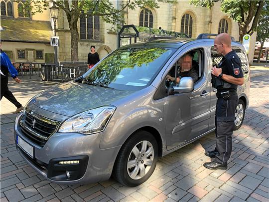 Polizist Ralf Buchmeier hält in der Schilderstraße ein Auto an und kontrolliert, ob der Fahrer berechtigt ist, die Fußgängerzone zu befahren.  Foto: Privat