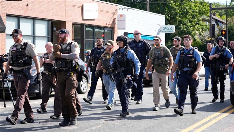 Todesschüsse auf Kinder während Schulgottesdienst in den USA Polizisten am Einsatzort in Minneapolis.