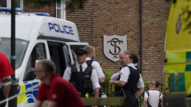 Epileptischenr Anfall: Auto rast in Londoner Schule Polizisten am Einsatzort, nachdem ein Auto gegen das Gebäude einer Grundschule gefahren ist.