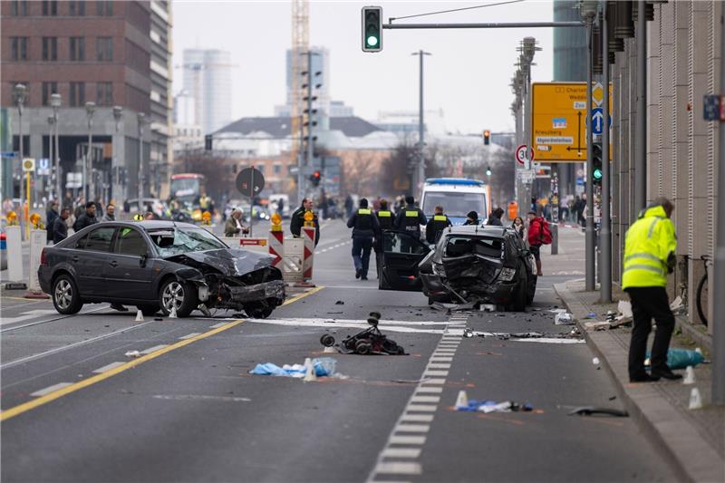 Schwerer Unfall in Berlin - Nach Mutter stirbt auch Kind Polizisten an der Unfallstelle.