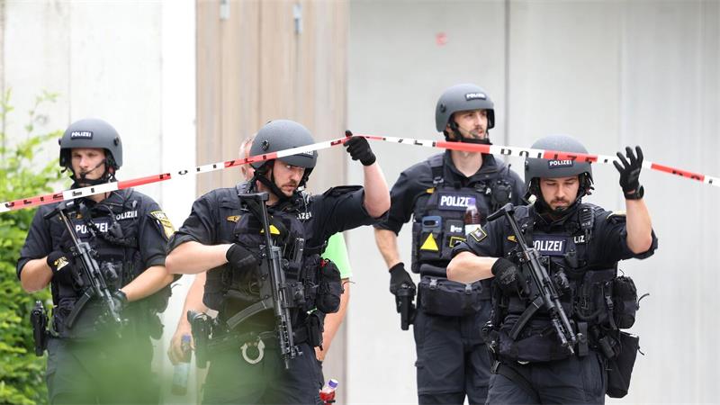 Polizisten auf dem Schulgelände.