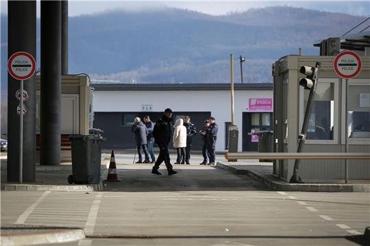 Polizisten aus Serbien stehen am Mittwoch am geschlossenen Grenzübergang zwischen dem Kosovo und Serbien.