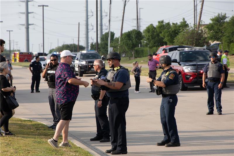 Die USA und die Waffen - Erneuter Amoklauf schockt das Land Polizisten befragen Zeugen in der Nähe des Tatorts.