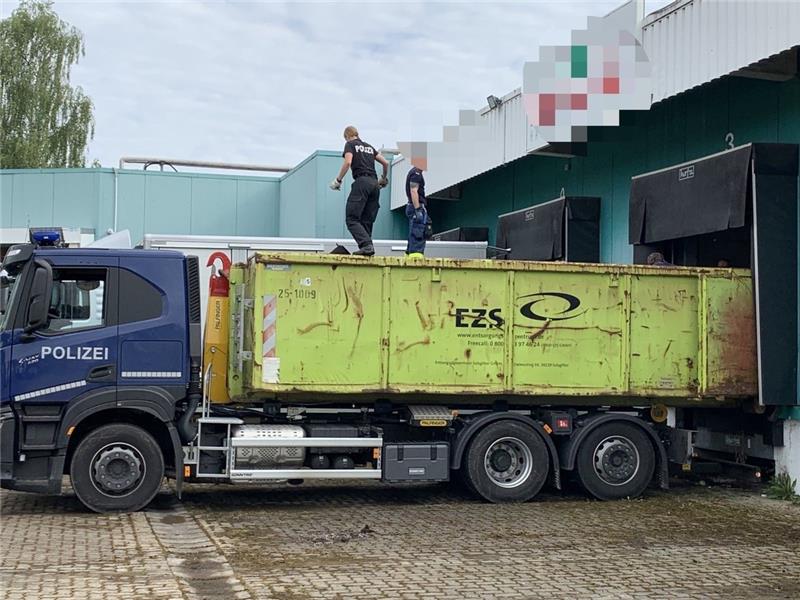 Polizisten befüllen die Container. Foto: Polizeiinspektion Goslar