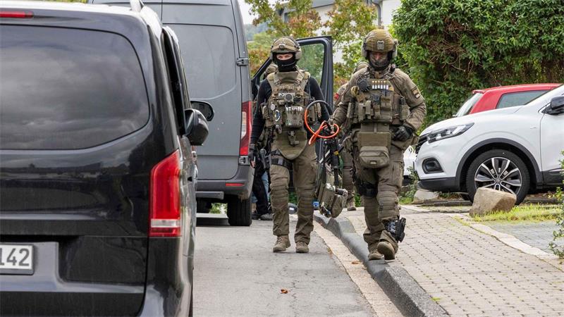 Polizisten bei der Fahndung nach einem Mann, der die Bekennerschreiben zu Sabotageakten an Umspannwerken verfasst haben soll.
