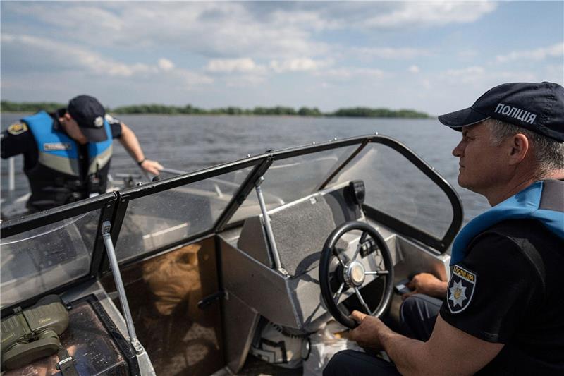 UN zu Dammzerstörung: Frage nach Kriegsverbrechen zu früh Polizisten bei der Patrouille im Bereich des Kachowka-Stausees am Fluss Dnipro.