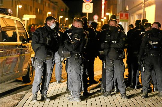 Polizisten bei einem früheren Einsatz während einer Montagsdemo in Halberstadt. Archivfoto: Bein