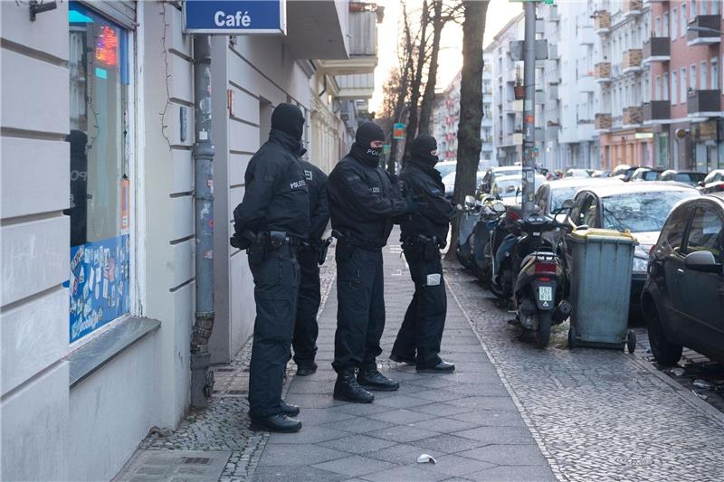 Razzia gegen Schleuserbande - Polizei und GSG 9 im Einsatz Polizisten bei einer Razzia in der Hauptstadt.