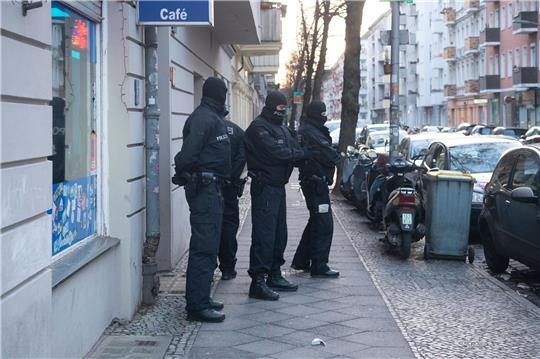 Polizisten bei einer Razzia in der Hauptstadt.