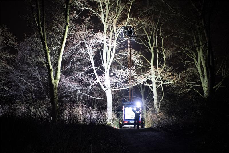 Polizisten beleuchten im Dunkeln einen Ort an einem Park in Pankow. Das vermisste vierjährige Mädchen aus Berlin ist tot. Es sei am Abend mit Verletzungen von Passanten im Bürgerpark Pankow gefunden worden, sagte ein Polizeisprecher.