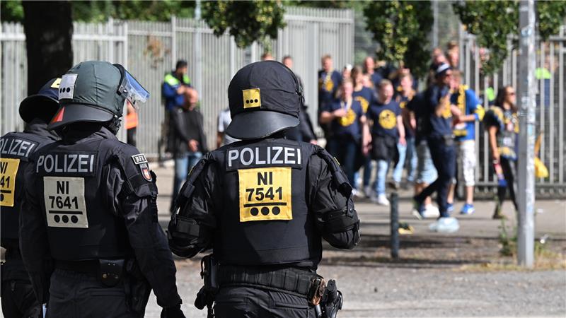 Vor dem Derby: Was macht der Hannover-96-Bus in Goslar? Polizisten beobachten den Einlass von Eintracht-Anhängern beim Hinspiel im September 2022 in Hannover. Am Sonntag folgt das Derby-Rückspiel in Braunschweig. Dafür hat sich auch politische Prominenz aus der Landeshauptstadt angekündigt. Foto: dpa