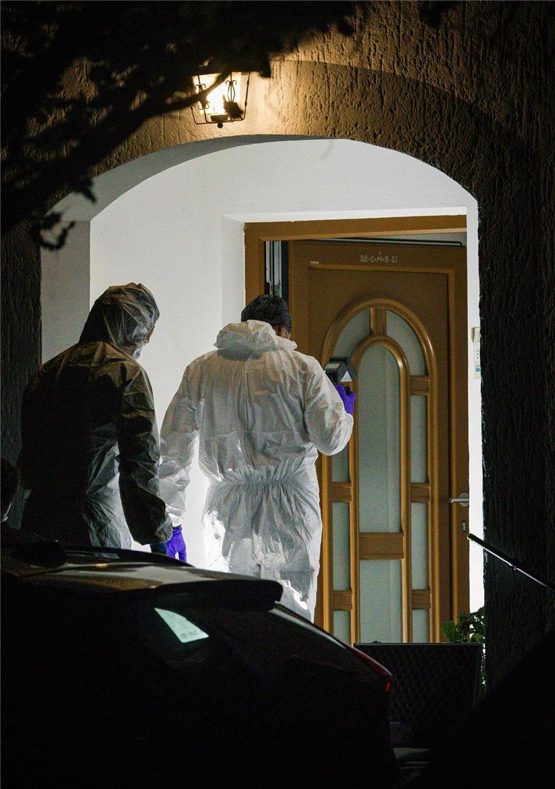 82-Jähriger in Österreich getötet - Pflegerin festgenommen Polizisten betreten im österreichischen Geretsberg ein Haus, in dem ein 82-jähriger Mann gestorben ist.
