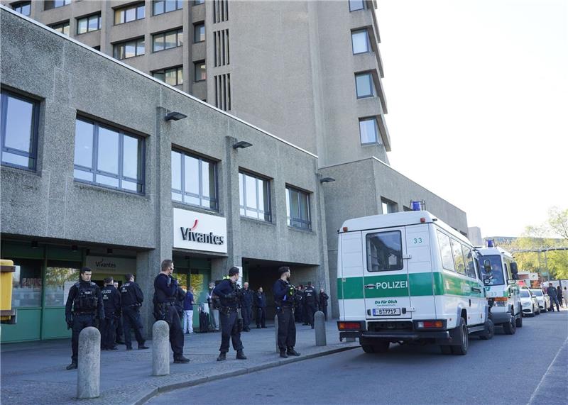 Berliner Polizisten bewachen Urban-Krankenhaus Polizisten bewachen das Urban-Krankenhaus in Berlin. (Symbolbild/Archivbild).