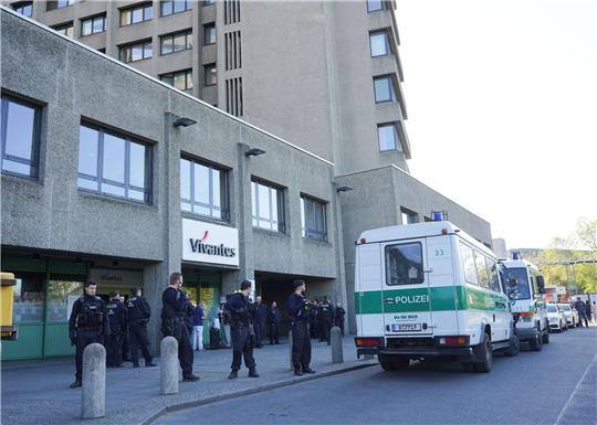 Polizisten bewachen das Urban-Krankenhaus in Berlin. (Symbolbild/Archivbild).
