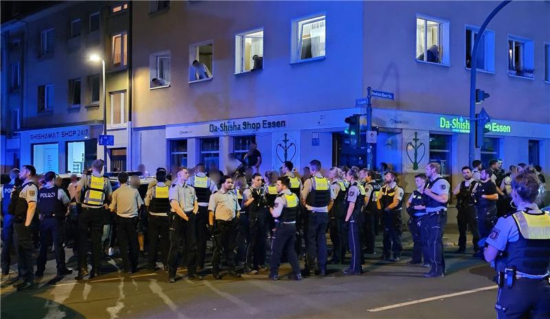 Schlägereien im Ruhrgebiet: Pulverfass oder falsche Debatte? Polizisten bewachen mutmaßliche Teilnehmer einer Massenschlägerei in der Essener Innenstadt.