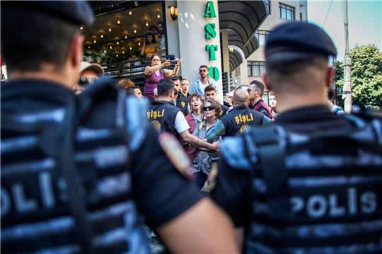 Polizisten blockieren Demonstranten während der Pride-Parade in Istanbul.