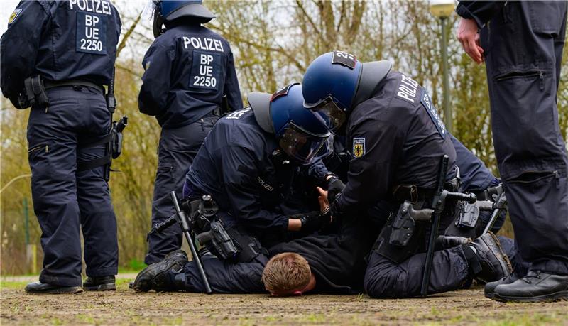 Polizisten der Bundespolizei nehmen während einer Übung einen Fußballfan fest.