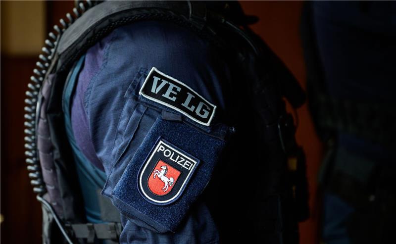 Polizisten der Verfügungseinheit aus Lüneburg besprechen sich während einer Übung.