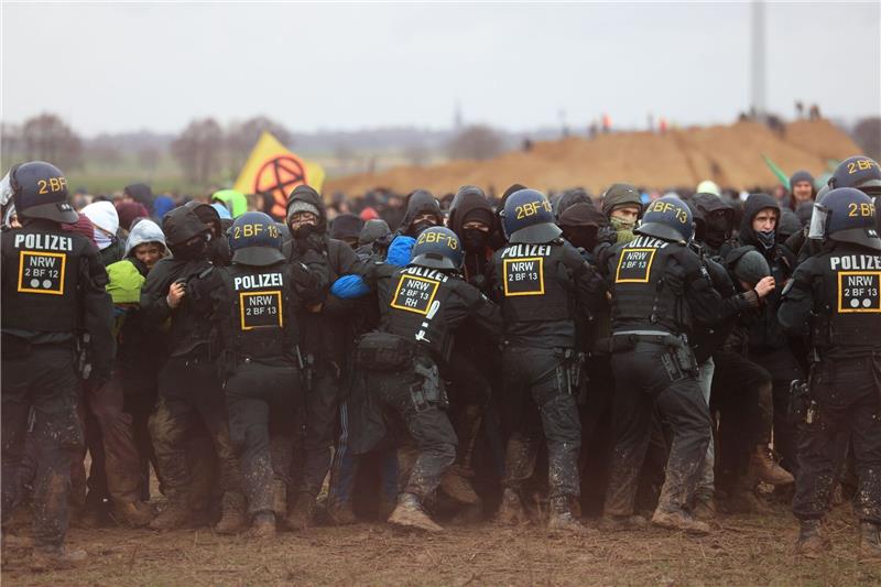 Bundesregierung kritisiert Gewalt in Lützerath Polizisten drängen Demonstranten am Rande des Braunkohletagebaus bei Lützerath zurück. Die Polizei habe «hochprofessionell» gearbeitet, so NRW-Innenminister Reul.