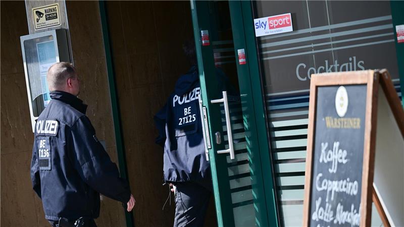 Illegales Glücksspiel - Automaten bei Razzia beschlagnahmt Polizisten durchsuchen ein Lokal in Berlin beim Einsatz gegen illegales Glücksspiel.