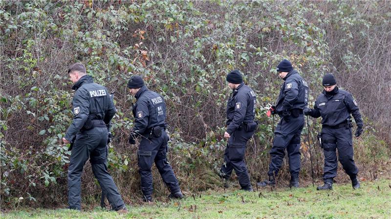Polizisten durchsuchten die Gegend um den Fundort der Leiche. (Archivbild)