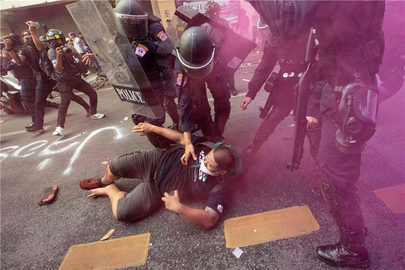 Polizisten entfernen einen Demonstranten, der zusammen mit weiteren versucht zum Veranstaltungsort des Apec-Gipfels zu gelangen.