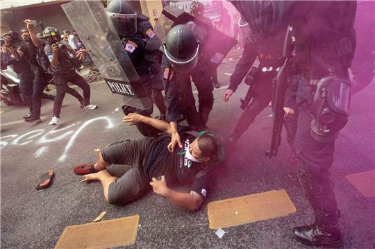 Polizisten entfernen einen Demonstranten, der zusammen mit weiteren versucht zum Veranstaltungsort des Apec-Gipfels zu gelangen.