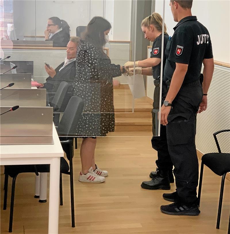 Polizisten führen Miriam A. in den Gerichtssaal. Foto: Klengel