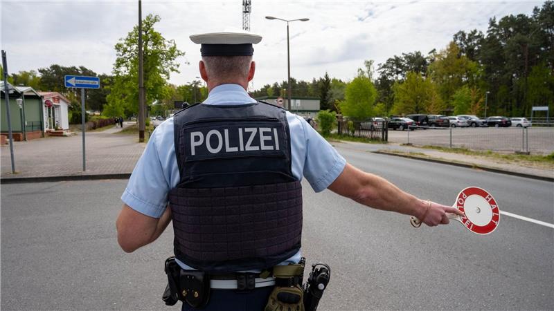 Polizisten führen an der deutsch-polnischen Grenze im Kreis Vorpommern-Greifswald Kontrollen durch.