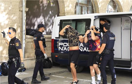 Polizisten führen die Verdächtigen zum Termin mit dem Haftrichter auf der Balearische Insel.