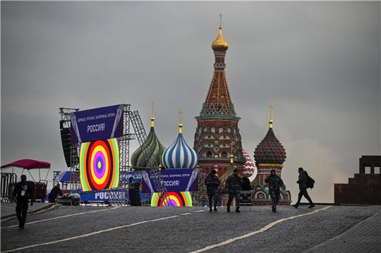 Polizisten gehen vor einem geplanten Konzert auf dem Roten Platz an Bannern mit der Aufschrift „Donezk, Luhansk, Saporischschja, Cherson, Russland“ vorbei. Wie der Kreml mitteilte, werden der russische Präsident Putin und die Führer der vier von Separatisten kontrollierten ukrainischen Regionen, die völkerrechtswidrige Scheinreferenden abgehalten haben, an einer Zeremonie zur Unterzeichnung der Dokumente über die Eingliederung der Regionen in Russland teilnehmen, auf die ein großes Konzert auf dem Roten Platz folgen wird. Foto: Alexander Zemlianichenko/dpa