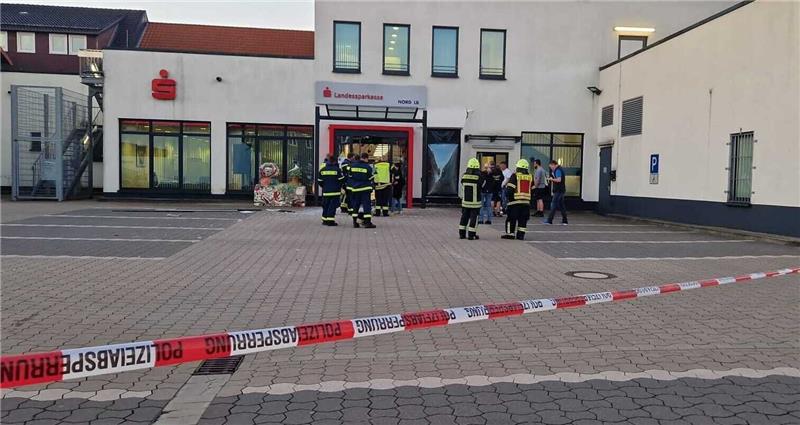 Nach Tat in Seesen: Automatensprenger entkommen Polizisten haben das Gelände am Morgen abgesperrt. Foto: Feuerwehr Seesen