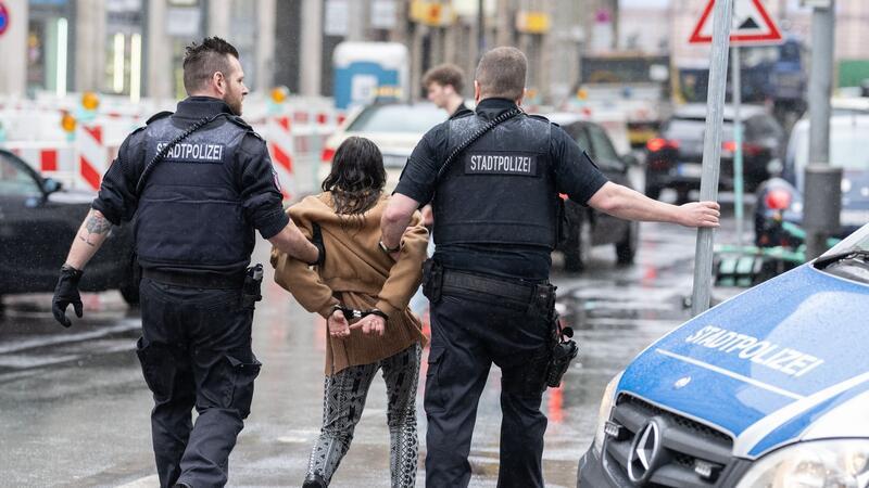 Polizisten haben einer Frau bei ihrer Festnahme Handschellen angelegt, nachdem diese sich mit einer anderen Frau auf offener Straße im Bahnhofsviertel geprügelt hatte.