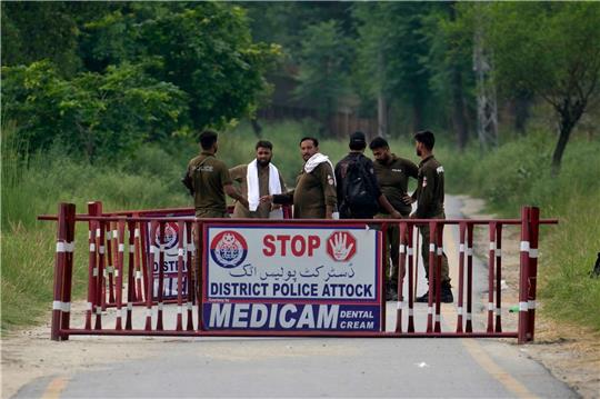 Polizisten haben in Attock eine Straße verbarrikadiert, die zum Bezirksgefängnis, wo Pakistans Ex-Premier Imran Khan inhaftiert ist.