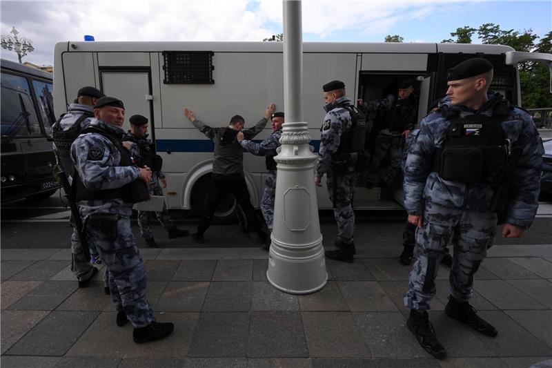 Demos an Geburtstag von Kremlgegner Nawalny Polizisten halten einen Demonstranten auf dem Puschkinskaja-Platz in Moskau fest.