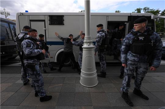 Polizisten halten einen Demonstranten auf dem Puschkinskaja-Platz in Moskau fest.