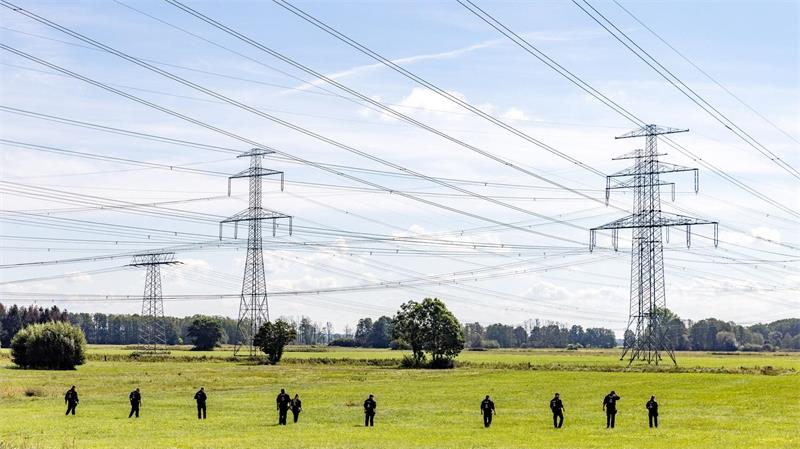 Polizisten im Einsatz: Spurensuche nach Stromnetz-Sabotage in Turnow-Preilack