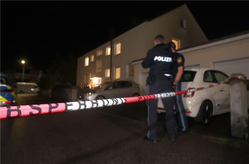 Sportschütze wegen dreifachen Mordes vor Gericht Polizisten im Juli 2023 vor dem Haus in Langweid, in dem drei Menschen erschossen wurden.
