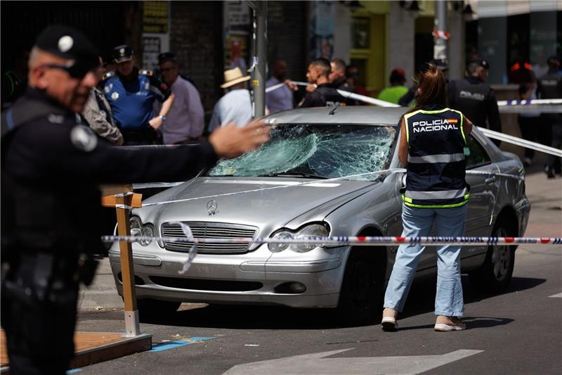 Madrid: Fahrer flieht vor Polizei und tötet zwei Menschen Polizisten im Paseo de Extremadura in Madrid im Einsatz, nachdem der Autofahrer zwei Passanten totgefahren hat.
