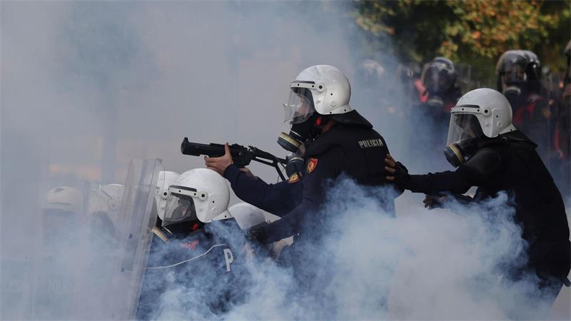 Polizisten in Albaniens Hauptstadt Tirana setzte Tränengas gegen Demonstranten ein.