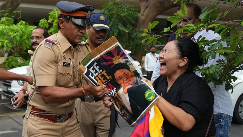 Polizisten in Indien gehen gegen Tibeter vor, die gegen ein Gesetz protestieren, mit dem China den Druck auf Minderheiten erhöht.