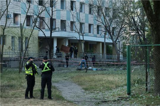 Polizisten in Kiew inspiziert ein Gebäude, das bei einem russischen Nachtangriff beschädigt wurde.